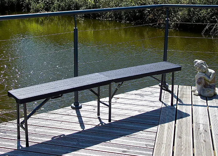 Banc pliant valise noir déplié en quelques secondes pour faire une pause