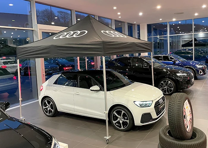Barnum aluminium personnalisé sur roulette avec marque lors d'un événement professionnel