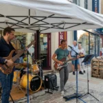Groupe de musiciens sous un barnum lors d'un concert de rue pour la Fête de la Musique le 21 juin