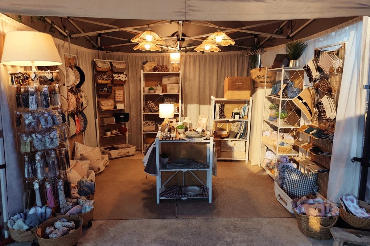 Transformer un barnum en une boutique d’accessoires cosy