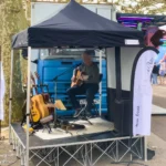 Utilisation d'un barnum pliant 2x2 comme scène de concert en plein air