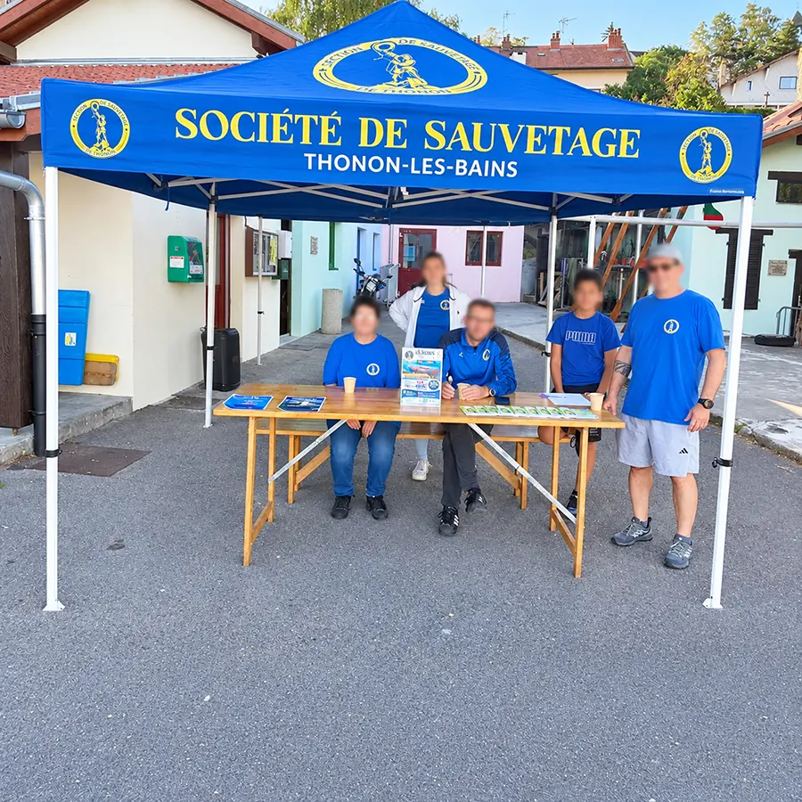 barnum personnalisé de la Société de Sauvetage de Thonon-les-Bains : membres de l'association réunis sous le barnum