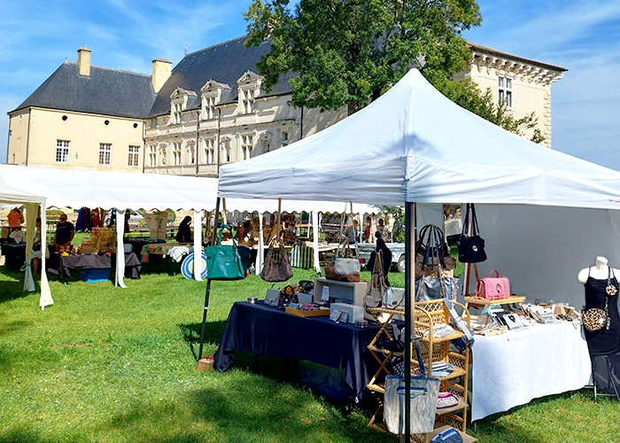 Stand équipé d'un barnum lors d'une braderie au printemps 
