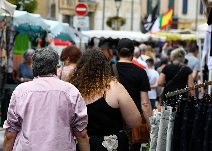 Braderies, brocantes et vide-greniers : passants et acheteurs lors d'un événement