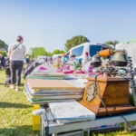 Braderie et vide-greniers : astuces à connaitre et stand équipé de barnums