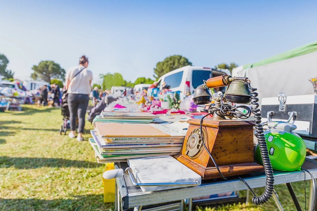 Brocantes, braderies et vide-greniers : comment bien se préparer et s’équiper en 2026 ?