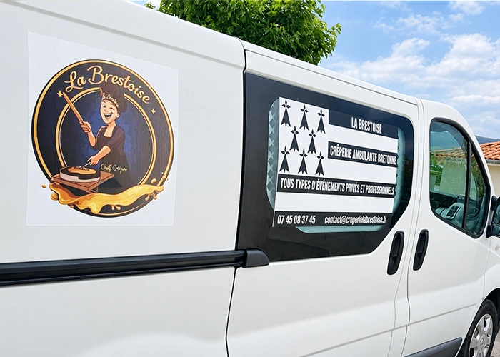 Véhicule utilitaire personnalisé utilisé par la crêperie ambulante La Brestoise