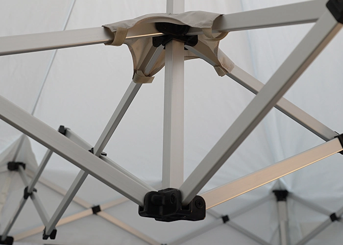 Connexions et croisillons d'un barnum aluminium vues depuis l'intérieur de la structure : différences entre un barnum acier et aluminium