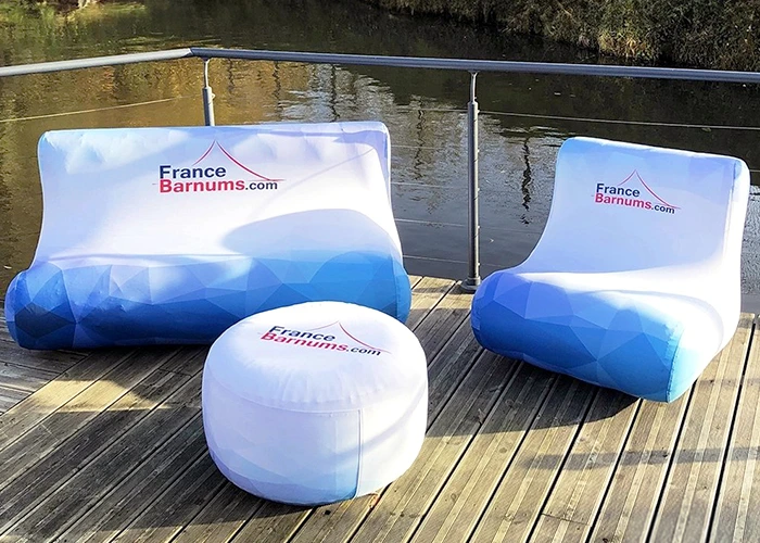 Mobilier gonflable : canapé, fauteuil et table basse idéaux pour un salon grand public