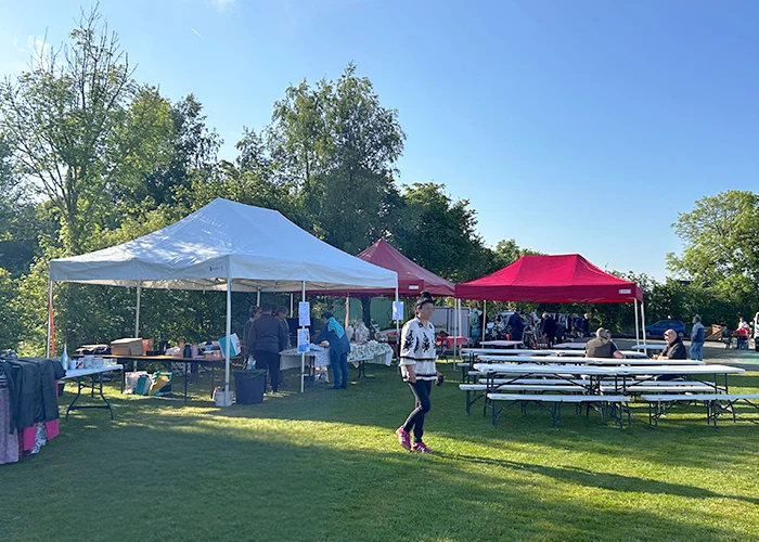 Barnums pliants montés en plein air pour une brocante, illustration d'un événement local et responsable