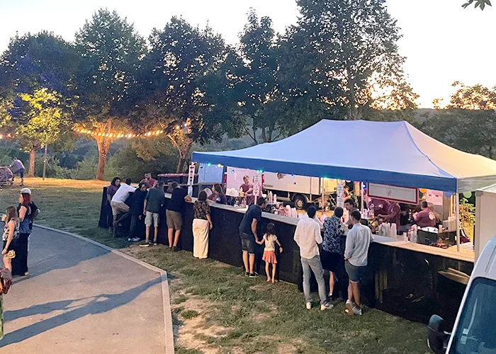 Événement organisé en extérieur au crépuscule, exemple de manifestation en plein air avec démarche RSE