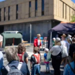 Barnum pliant installé lors d'une opération de street marketing en centre-ville avec foule.