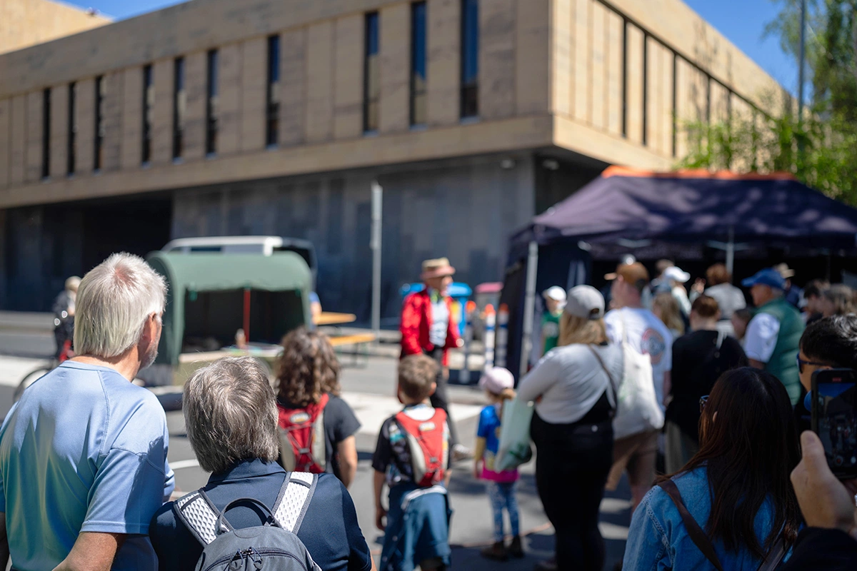 Barnum pliant installé lors d'une opération de street marketing en centre-ville avec foule.