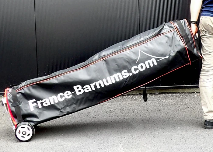 Guide des accessoires pour barnums : sac de transport à roulettes facilitant le déplacement d'un barnum