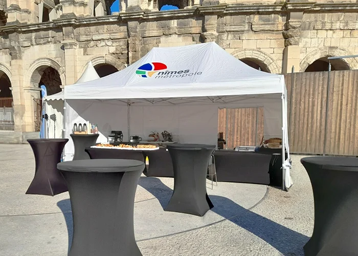 Barnum aluminium lors d'un événement organisé par la métropole de Nîmes : usage d'un barnum par une collectivité