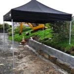 Utilisation d'un barnum comme abri temporaire sur un chantier de construction