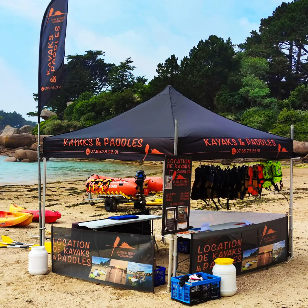 Utilisation d’un barnum par un centre de location de kayaks de mer et paddles