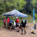 Utilisation d'un barnum pliant pour un ravitaillement lors d'une course de trail