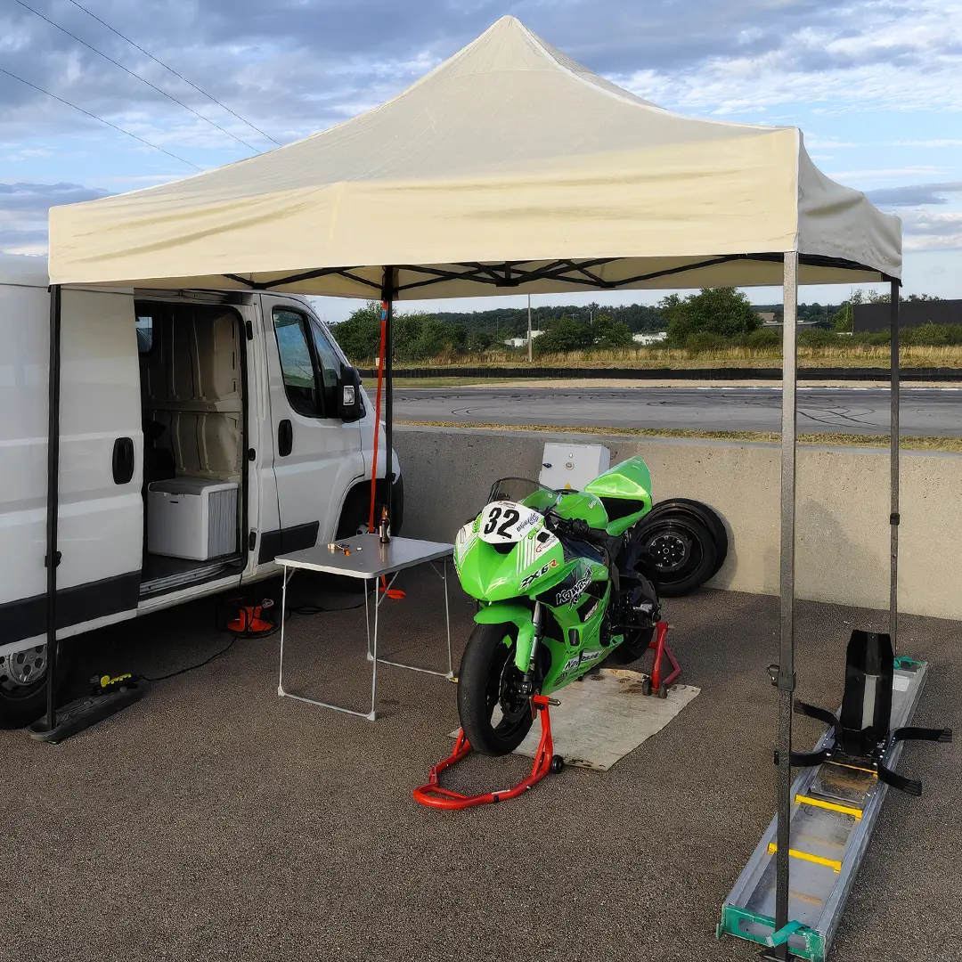 Un barnum pliant comme stand paddock sur circuit moto