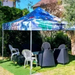 Utilisation d'un barnum comme tonnelle de jardin sur une terrasse