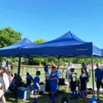 Utilisation de barnums pliants lors un tournoi de football
