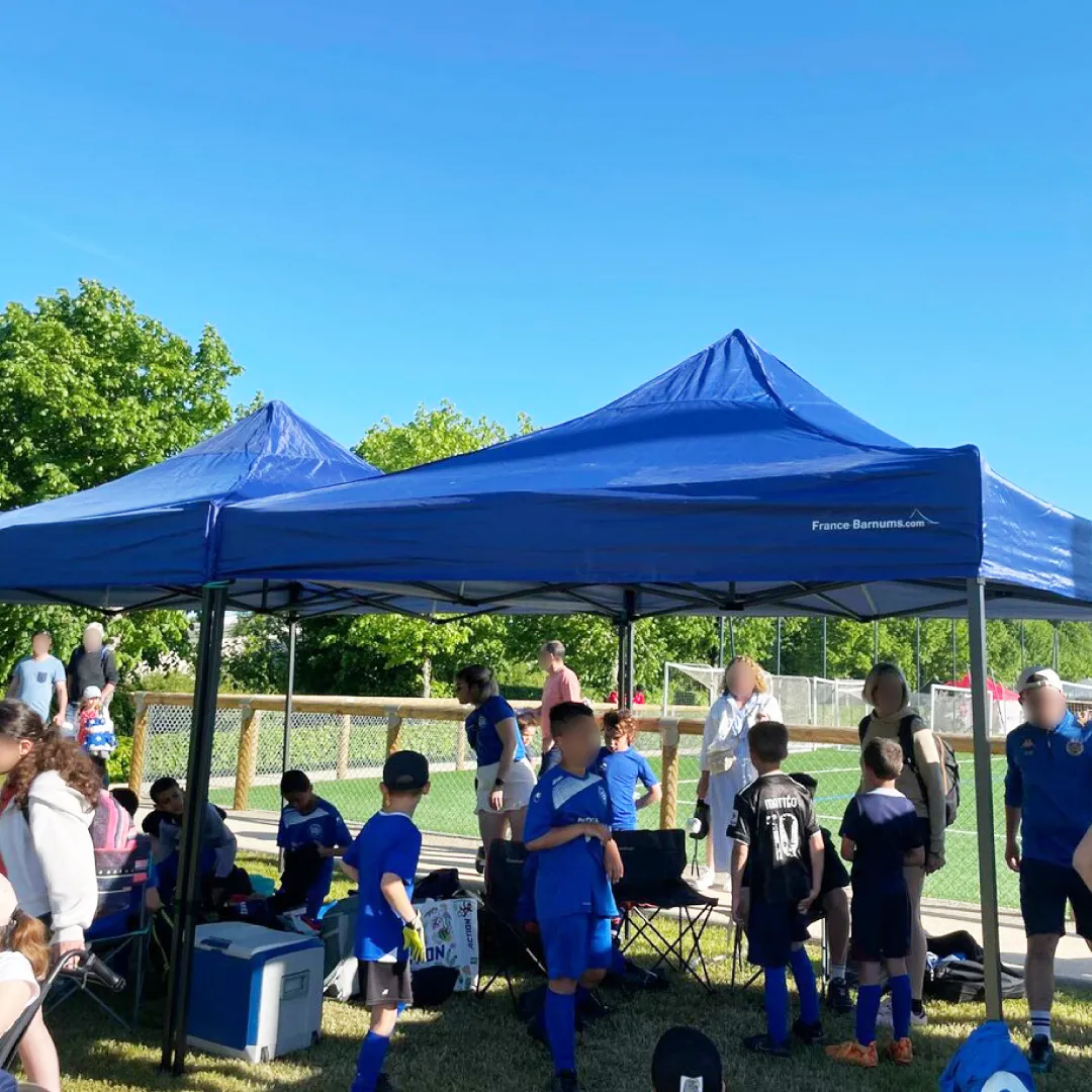 Utilisation de barnums pliants lors d’un tournoi de football