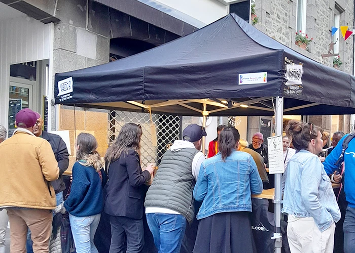 Plan sur le barnum imprimé V and B avec logo pendant un service